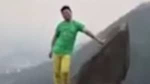 一个人在悬崖边缘练习倒立 - 您能猜出接下来发生了什么吗？