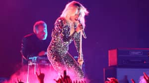 Lady Gaga在格莱姆2019年表演Glam-Rock版本
