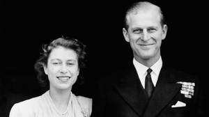 照片显示女王和菲利普王子并排站立，73岁