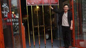 中国餐厅为可以通过金属门提供的食客提供免费食物