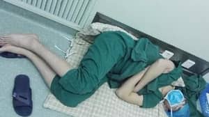 照片显示医生睡觉在地板上史诗后28小时轮班后