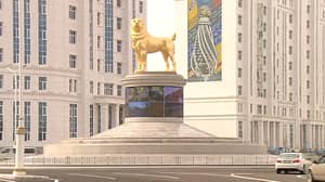 土库曼斯坦领导人推出了最喜欢的狗的巨型金雕像