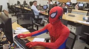 男子在银行退出工作，并在最后一天的蜘蛛侠服装中出现