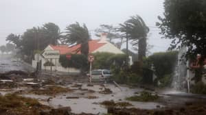 洛伦佐飓风将以90英里 /小时的风力打击英国