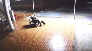 Ghost'抓住了他的旧轮椅'在医院的令人毛骨悚然的镜头中