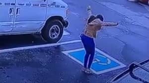 在她在停车场跳舞后，女人对获得工作的反应就会发生病毒