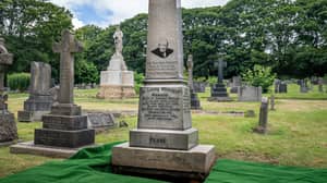 汤姆·摩尔船长用令人难以置信的墓碑埋葬