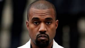 Kanye West为粉丝戴着粉丝，因为他为她拉出了
