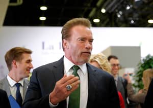 Arnold Schwarzenegger说，看着镜子让他呕吐