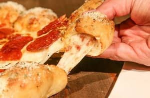 Pizza Hut推出了一个培根和奶酪填充披萨，因为他们希望你快乐