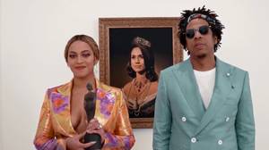 在Beyoncé和Jay Z接受英国奖励前的人们震惊的人在Meghan Markle肖像前