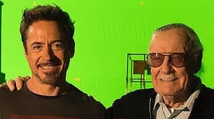 钢铁侠演员罗伯特·唐尼（Robert Downey Jr）向斯坦·李（Stan Lee）致敬