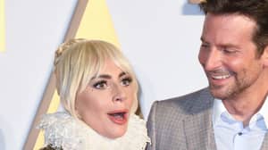 Lady Gaga和Bradley Cooper在Glastonbury玩秘密吗？