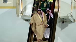 沙特王萨尔曼的金色自动扶梯在俄罗斯尴尬地休息