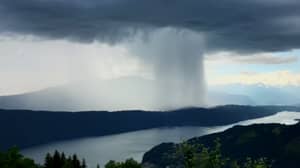 令人难以置信的及时表明暴风雨在湖中倾倒了一吨水