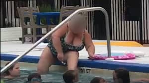 女人在公共游泳池剃光双腿
