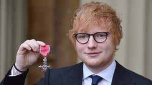 埃德·希兰（Ed Sheeran）在白金汉宫（Buckingham Palace）授予MBE