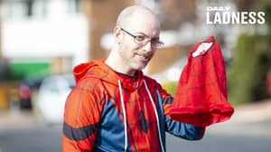 武术教练欢呼孩子们在蜘蛛侠服装中漫游街道