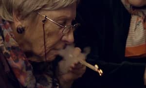 这些奶奶可能每天240天24小时吸烟，每年420天