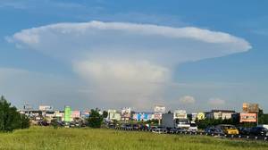 巨大的蘑菇云在基辅填充天空，距离切尔诺贝利有约60英里