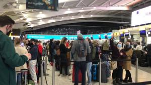 乘客们挤在希思罗机场，等待旅行禁令前飞往都柏林的最后一班航班