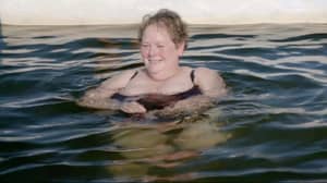 追逐者的安妮·赫格蒂在有争议的场景中与海豚一起游泳后回应批评