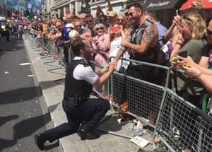 警察在伦敦骄傲期间向他的伴侣求婚