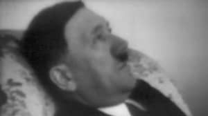 寒冷的镜头显示Adolph Hitler在度假屋放松