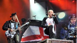 Mike Shinoda帖子与切斯特·本宁顿的Linkin Park的第一张照片