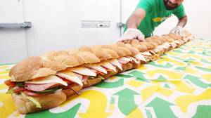 取消午餐 - 您现在可以在地铁购买六英尺长的三明治