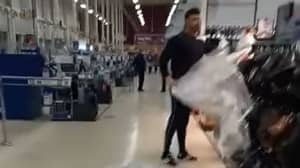 在威尔士超市，一名顾客拍摄到撕掉“非必需品”的塑料布