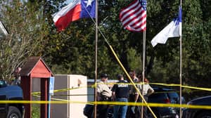 在德克萨斯教堂枪击事件中，有二十多人死亡