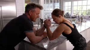 Gordon Ramsay和Ronda Rousey胳膊摔跤在厨房柜台上