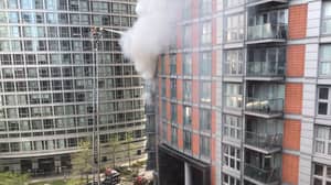 消防员在东伦敦塔塔块中解决大型火焰，以为Grenfell风格的包层
