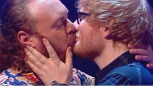 埃德·希兰（Ed Sheeran）与基思·柠檬（Keith Lemon）一起在令人发指的“名人果汁”情节中
