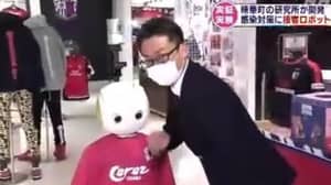 机器人在日本执行社会疏远和面膜戴上测试