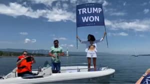 奥萨马·本·拉登的侄女拿着“特朗普获胜”旗帜闯入普京峰会
