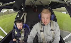 飞行员带他的5岁兄弟，他的第一次飞行患有罕见的神经发育障碍