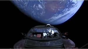 Elon Musk的直播流展示了地球的曲线...对不起平坦的土地