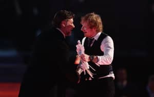 Ed Sheeran和Russell Crowe绑定到以外的粘合不仅仅是吐越