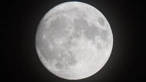 人们认为Supermoon是美国宇航局的阴谋 - 而月亮实际上是4.7英里