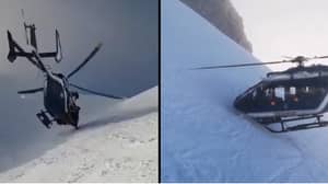 直升机使戏剧性的着陆成为法国阿尔卑斯山的滑雪者