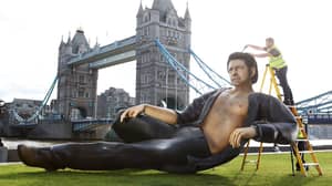 杰夫·戈德布鲁姆（Jeff Goldblum）的巨大雕像接管伦敦的塔桥
