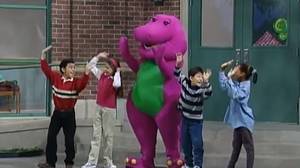 玩巴尼的人十年来描述紫色恐龙西装内的生活