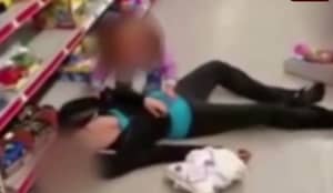在她的妈妈从药物过量折叠后尖叫的幼儿令人震惊的视频
