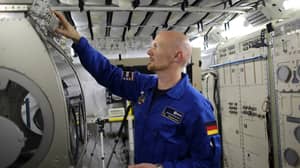 宇航员用他的手指插在国际空间站的洞