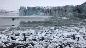巨大的浪潮几乎擦掉游客，后冰川脱落到水中