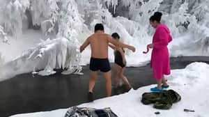 俄罗斯沐浴者在-65c温度下游泳冰冷的河流游泳
