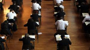 政府表示，英格兰有近350所学校表现不佳