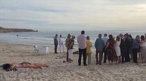 妇女在澳大利亚的婚礼描绘了晒日光浴米远